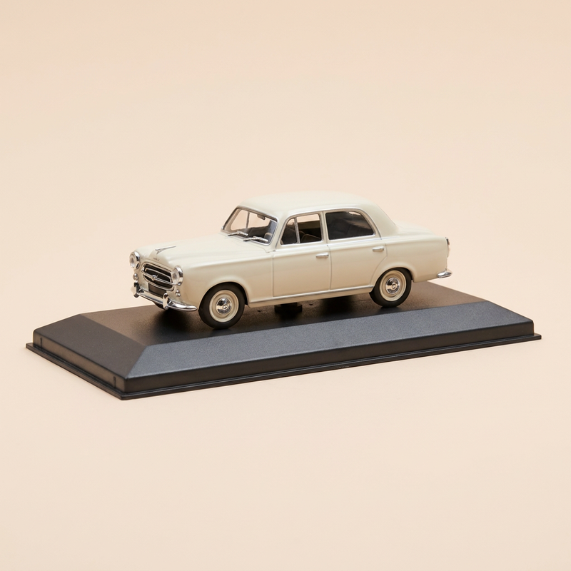 Peugeot 403 in Weiß (Cremeweiß) von 1956 (Auto auf einem Sockel platziert)