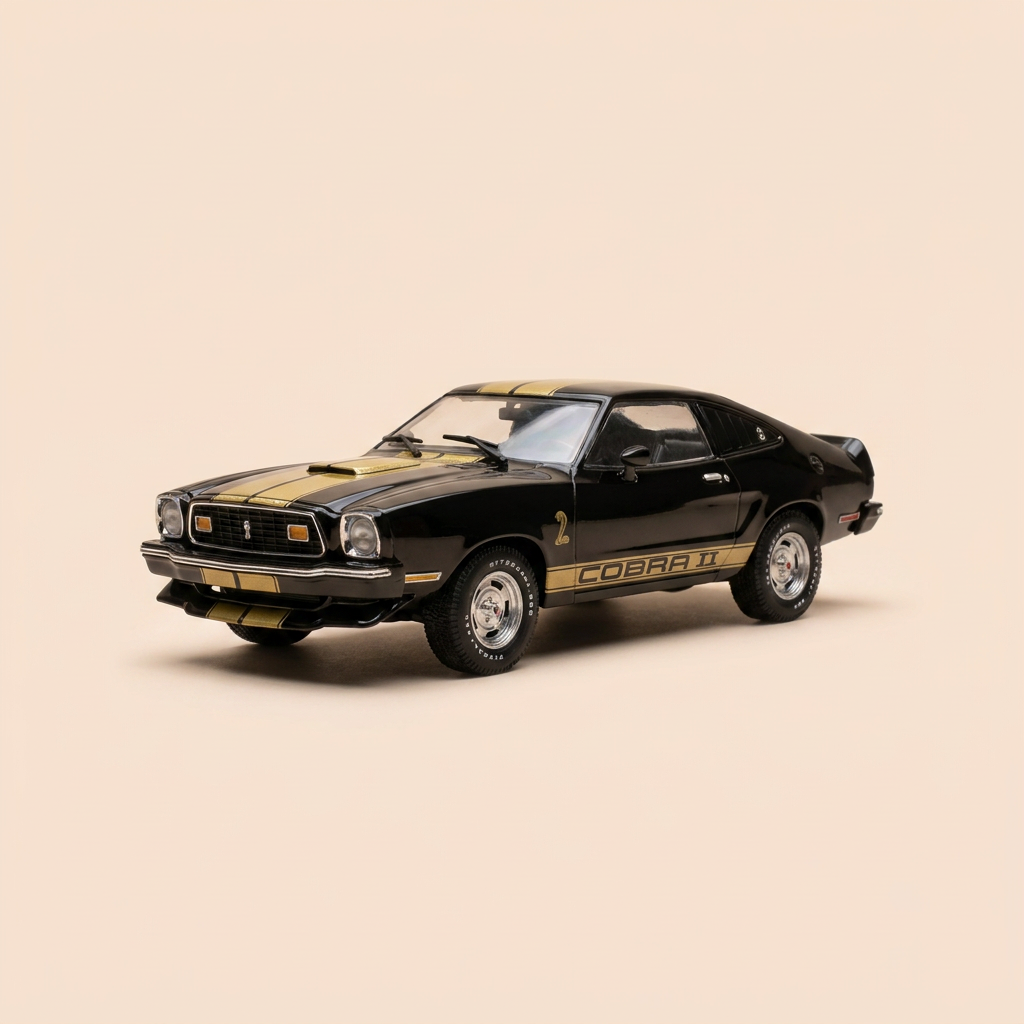 Ford Mustang Cobra 2 noire et dorée de 1977 (voiture américaine)