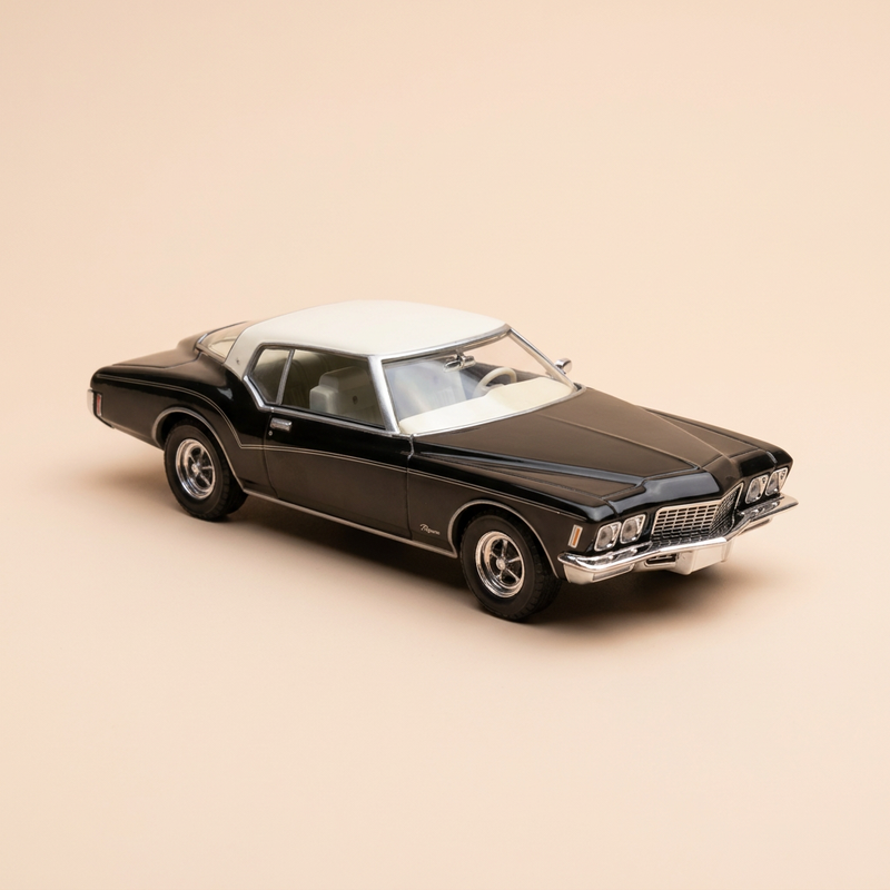 Buick Riviera noire et toit blanc de 1972 (voiture américaine)