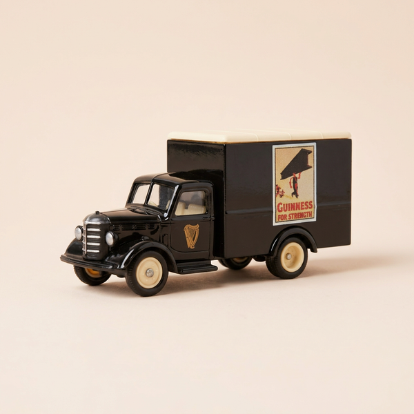 Van Chevrolet ou Bedford (à priori) bleu foncé avec publicité GUINNESS  (Echelle: ??)