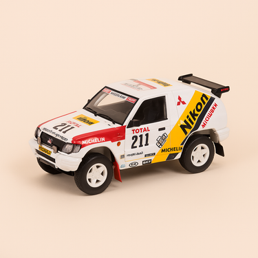 Photo professionnelle de la voiture miniature Mitsubishi Pajero N 211 Rallye Paris Dakar 1992 - Image clean haute qualité