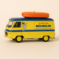 Photo professionnelle de la voiture miniature Peugeot J7 Jeu De Plage Avec Barque Sur Le Toit Michelin - Image clean haute qualité
