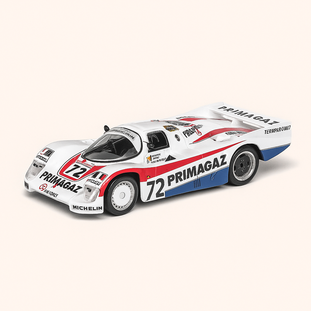 Wäiss-rout Porsche 962C Nummer 72 (24 Stonne vu Le Mans 1987)