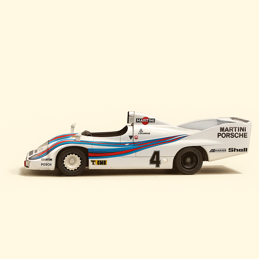 Biało-niebiesko-czerwone Porsche 936 numer 4 (24-godzinny wyścig Le Mans z 1977 r.)