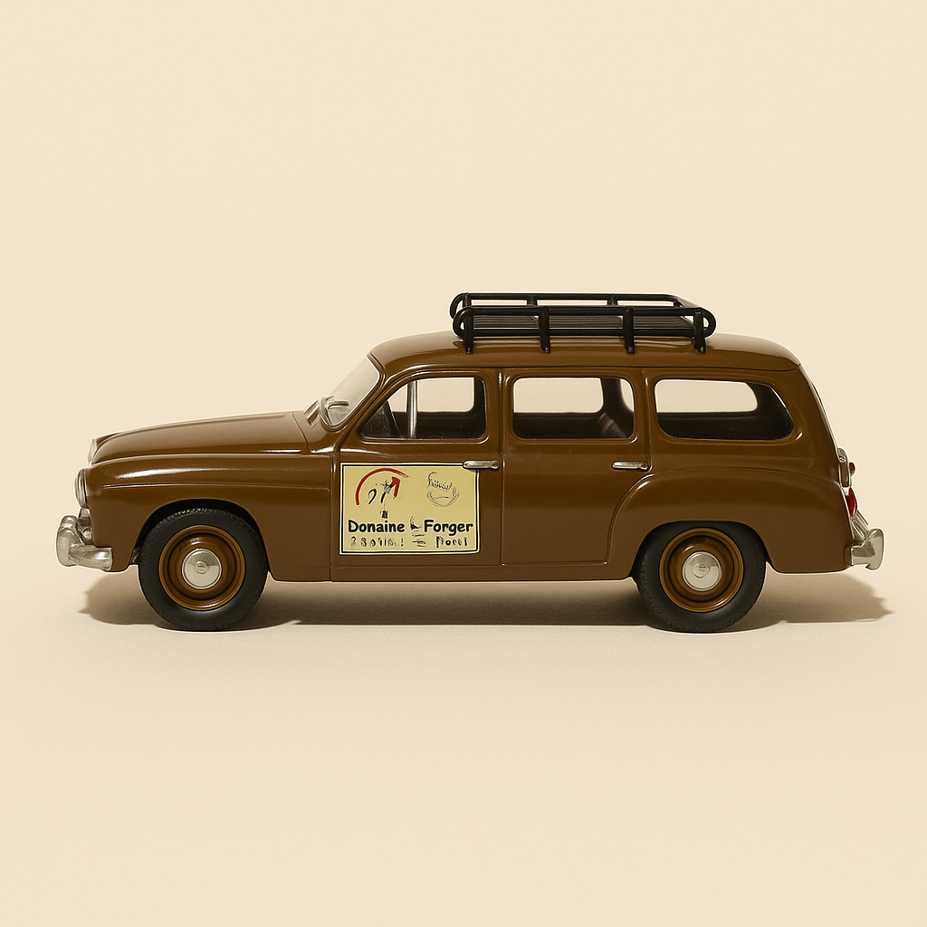 Renault Frégate familiar Manoir marrón con publicidad DOMAINE DES FORGES