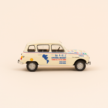 Photo professionnelle de la voiture miniature Renault R4 Terre De Feu Alaska Beige Avec Drapeaux Sur Le Capot - Image clean haute qualité