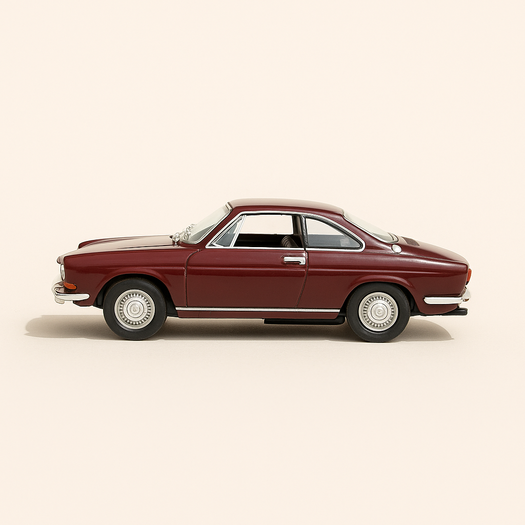 Simca 1200S coupé bordeaux de 1967 (voiture rajoutée sur socle + boite plexi)