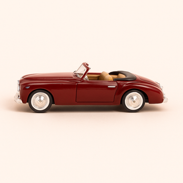 Photo professionnelle de la voiture miniature Simca 8 Sport Couleur Bordeaux De 1949 - Image clean haute qualité