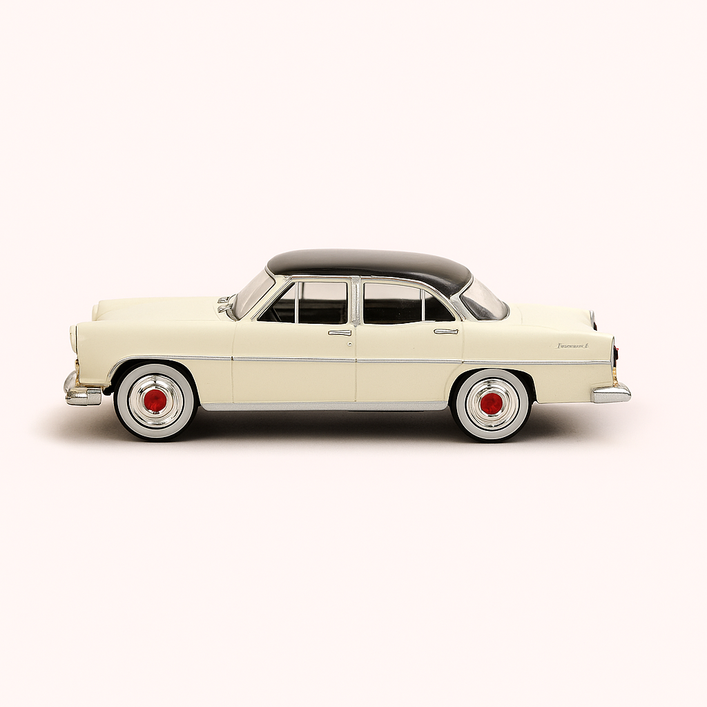 SIMCA Versailles off-wäiss a schwaarz Daach vun 1955 (Auto Plus)