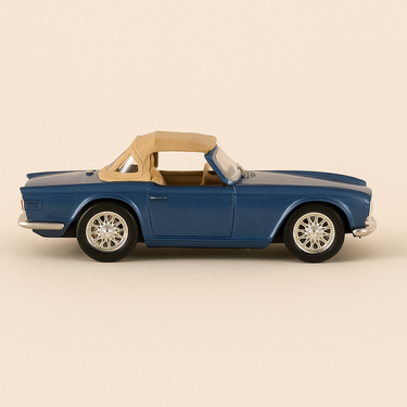 Photo professionnelle de la voiture miniature Triumph Tr5 Bleue Avec Capote Marron De 1968 - Image clean haute qualité