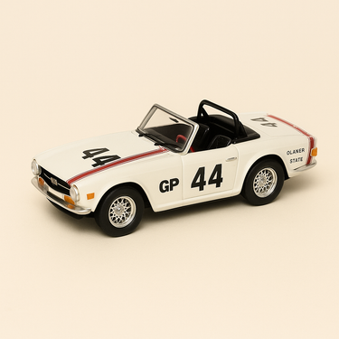 Photo professionnelle de la voiture miniature Triumph Tr6 Competition Blanche De 1969 Avec Le Numero 44 Solido Reference 1861 - Image clean haute qualité