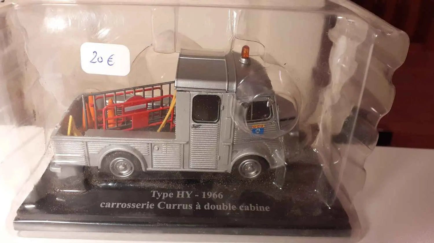 Voitures Miniatures Citroën type HY gris de 1966 carrosserie Currus à double cabine avec panneaux de chantier - Bernard Miniatures