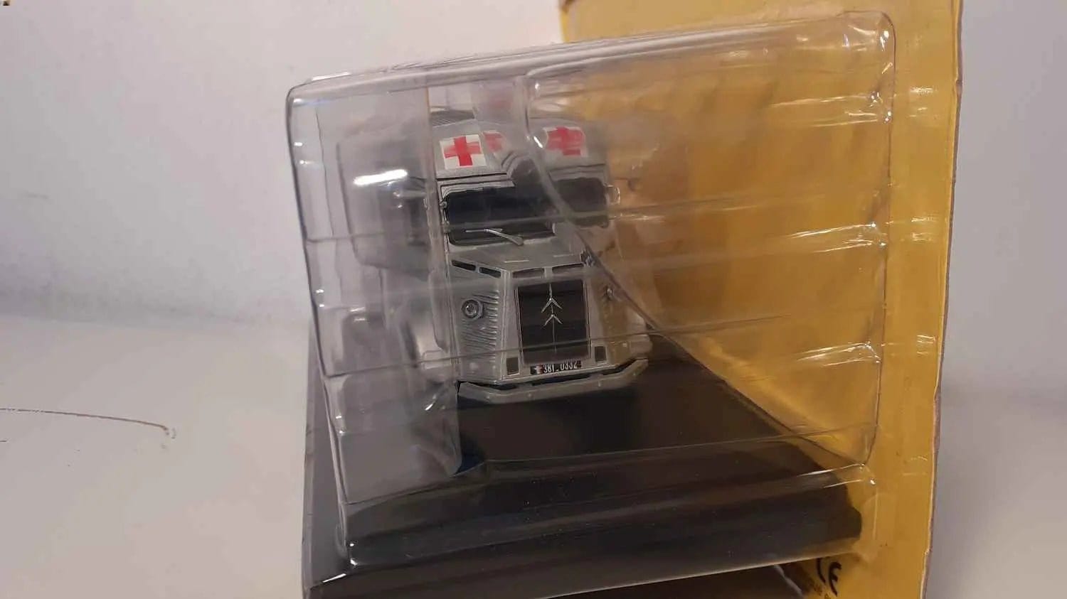 Voitures Miniatures Citroën type HZ-IN gris de 1968 - ambulance - Bernard Miniatures