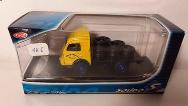 Voitures Miniatures Renault goélette plateau pneu cabine jaune - Bernard Miniatures